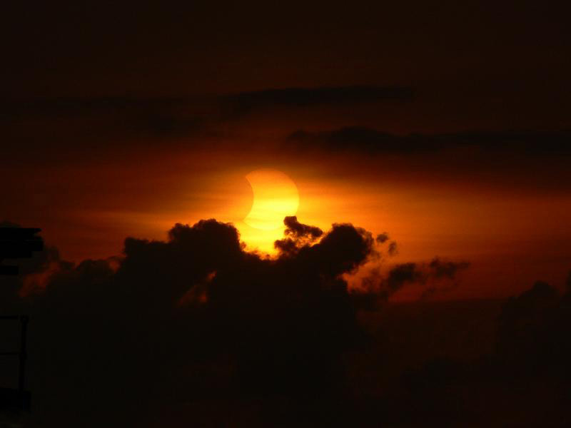 夕阳奔跑唯美背影图片 夕阳奔跑唯美背影照片 夕阳奔跑唯美背影写真